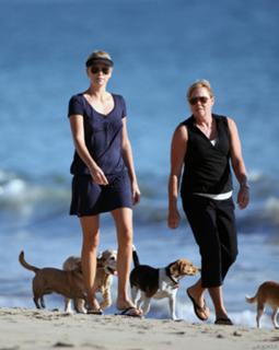Charlize Theron feet photo thumbnail
