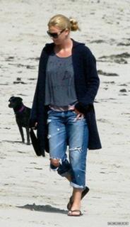Charlize Theron feet photo thumbnail