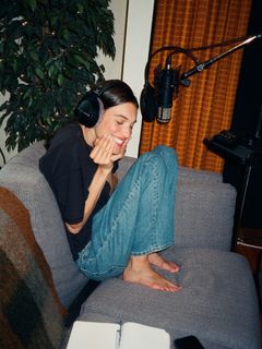 Charlotte Cardin feet photo 4