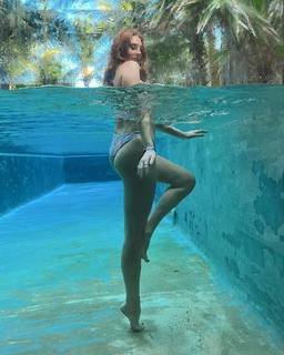 Charlotte Dobre feet photo 4