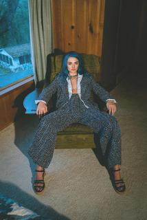Charlotte Lawrence feet photo thumbnail