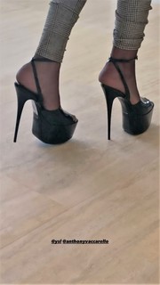 Charlotte Lawrence feet photo thumbnail