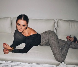 Charlotte Lawrence feet photo thumbnail