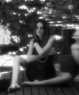 Charlotte Lawrence feet photo thumbnail