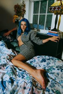 Charlotte Lawrence feet photo thumbnail