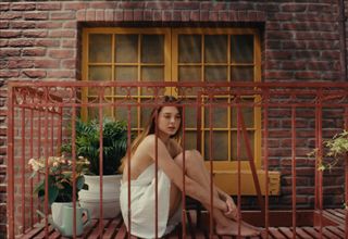Charlotte Lawrence feet photo thumbnail