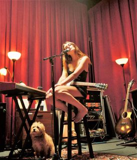 Charlotte Lawrence feet photo thumbnail