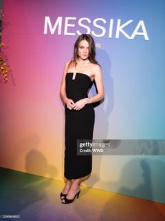 Charlotte Lawrence feet photo thumbnail