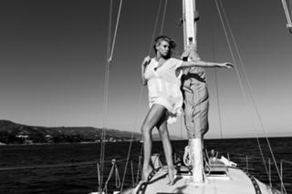 Charlotte McKinney feet photo thumbnail