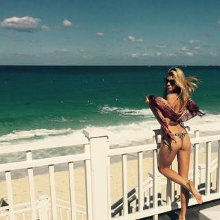 Charlotte McKinney feet photo thumbnail