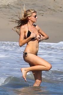 Charlotte McKinney feet photo thumbnail