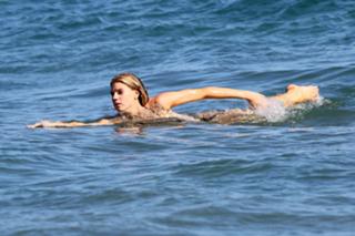 Charlotte McKinney feet photo thumbnail