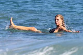Charlotte McKinney feet photo thumbnail