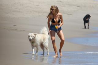 Charlotte McKinney feet photo thumbnail