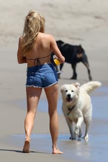 Charlotte McKinney feet photo thumbnail