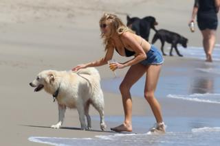 Charlotte McKinney feet photo thumbnail