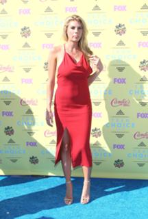 Charlotte McKinney feet photo thumbnail