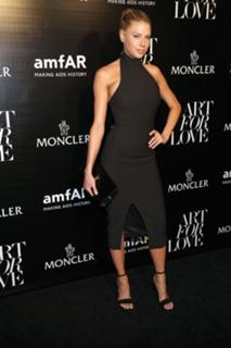 Charlotte McKinney feet photo thumbnail