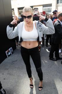 Charlotte McKinney feet photo thumbnail