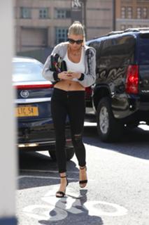 Charlotte McKinney feet photo thumbnail