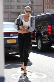 Charlotte McKinney feet photo thumbnail