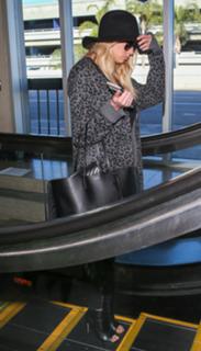 Charlotte McKinney feet photo thumbnail