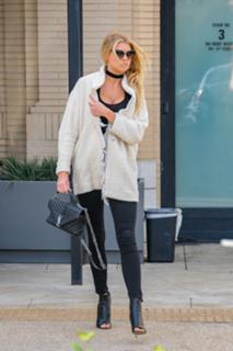 Charlotte McKinney feet photo thumbnail