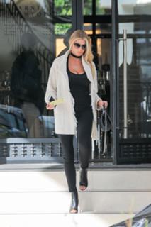 Charlotte McKinney feet photo thumbnail