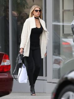 Charlotte McKinney feet photo thumbnail