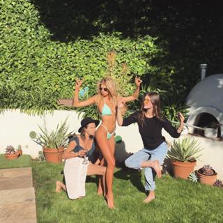 Charlotte McKinney feet photo thumbnail