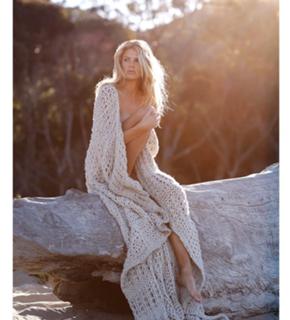 Charlotte McKinney feet photo thumbnail