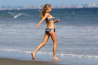 Charlotte McKinney feet photo thumbnail