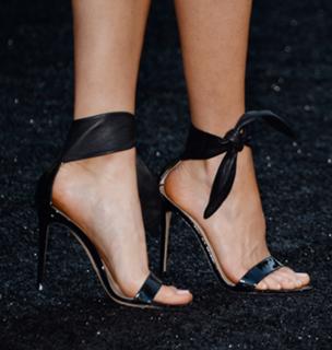 Charlotte McKinney feet photo thumbnail
