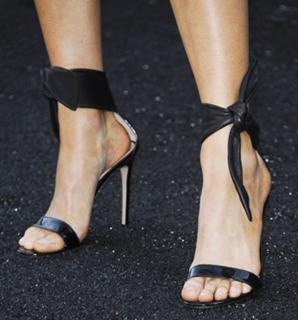 Charlotte McKinney feet photo thumbnail