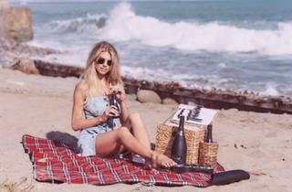 Charlotte McKinney feet photo thumbnail