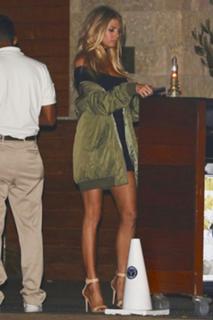 Charlotte McKinney feet photo thumbnail