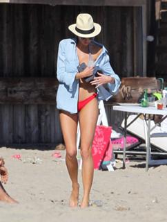 Charlotte McKinney feet photo thumbnail