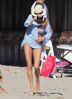 Charlotte McKinney feet photo thumbnail