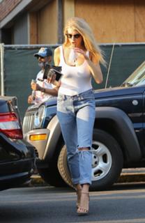 Charlotte McKinney feet photo thumbnail