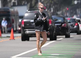 Charlotte McKinney feet photo thumbnail