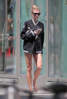 Charlotte McKinney feet photo thumbnail