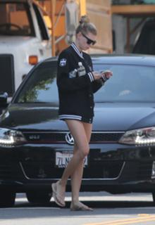 Charlotte McKinney feet photo thumbnail