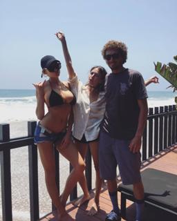 Charlotte McKinney feet photo thumbnail