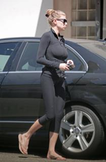 Charlotte McKinney feet photo thumbnail