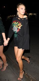 Charlotte McKinney feet photo thumbnail