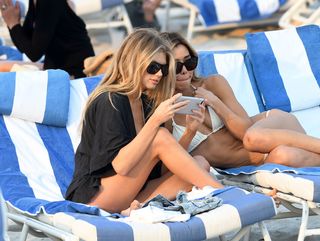 Charlotte McKinney feet photo thumbnail