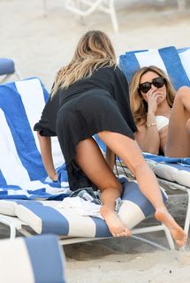 Charlotte McKinney feet photo thumbnail