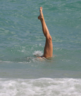 Charlotte McKinney feet photo thumbnail