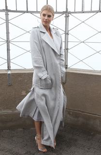 Charlotte McKinney feet photo thumbnail