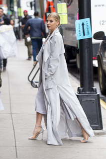 Charlotte McKinney feet photo thumbnail